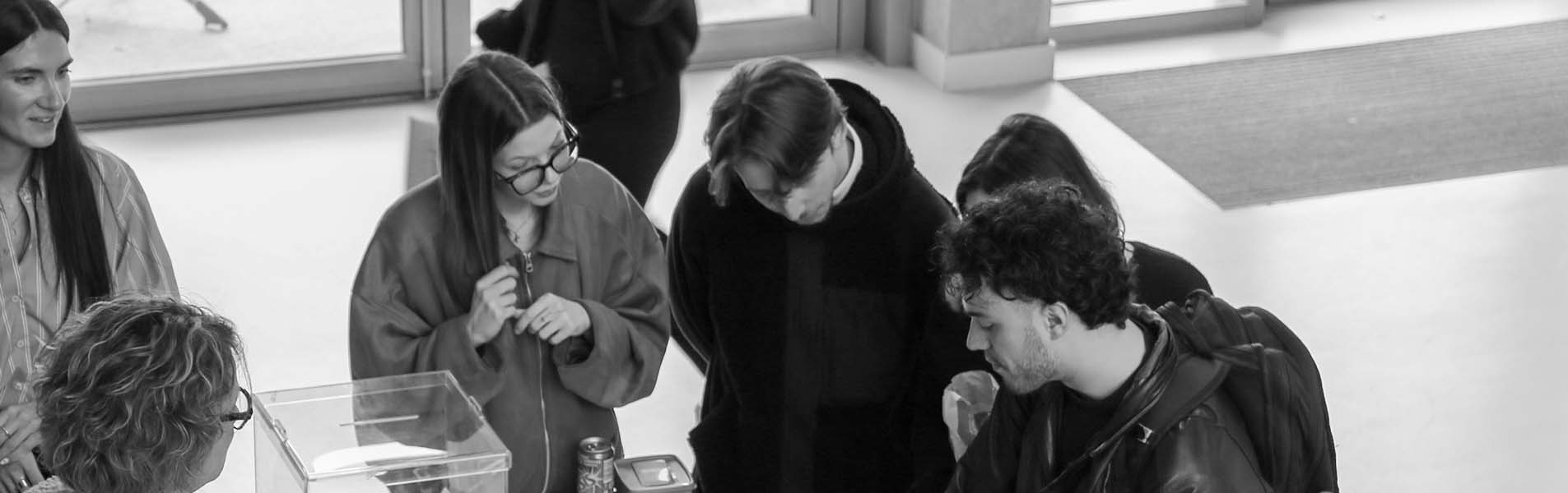 quatres étudiants qui lisent un papier