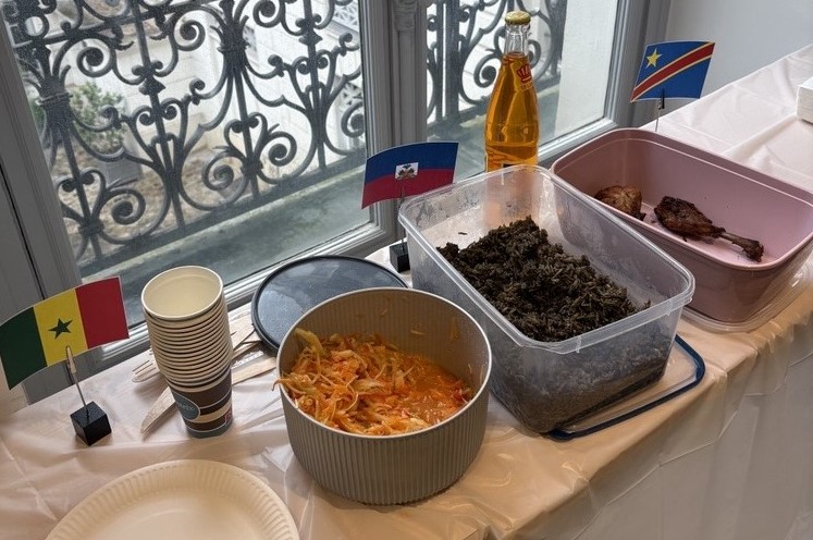 Photo des plats du buffet avec les drapeaux du monde.