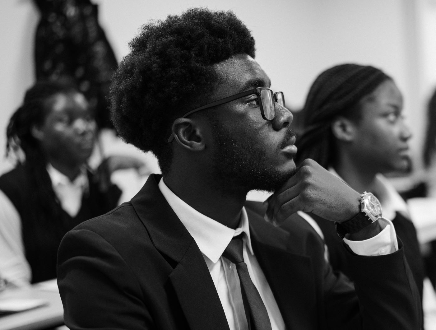 Groupe d'étudiants qui écoutent le cours