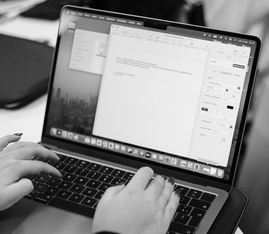 Une étudiante qui travaille sur son ordinateur
