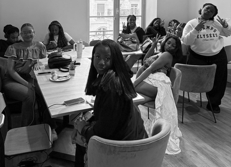 Photo des groupes de filles qui mangent ensemble 