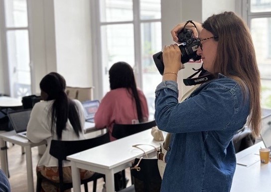 Photographe qui prends des photos en classe