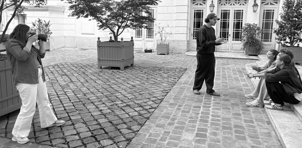 Un groupe d'amis qui se fait photographié