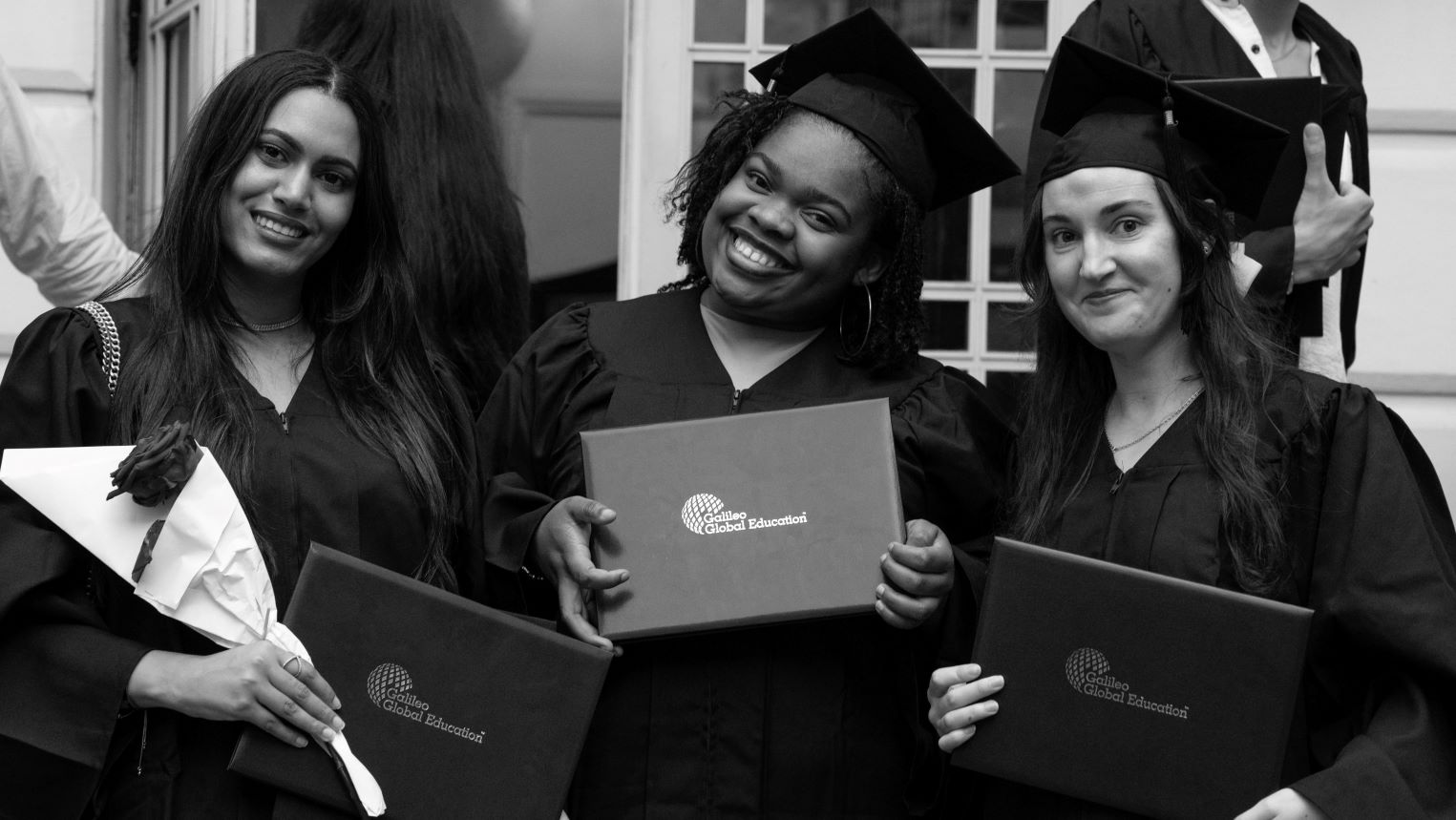 3 diplômées photographiés