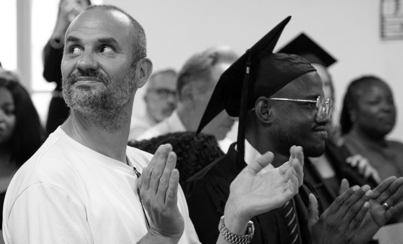 Des proches qui applaudissent 