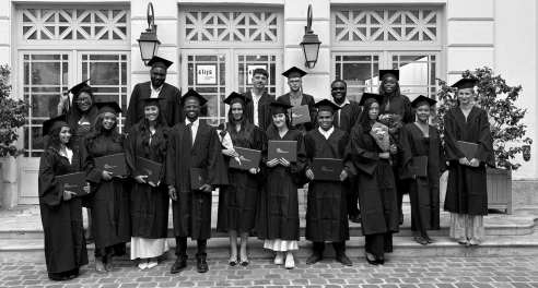 Photo des diplômés devant l'école 