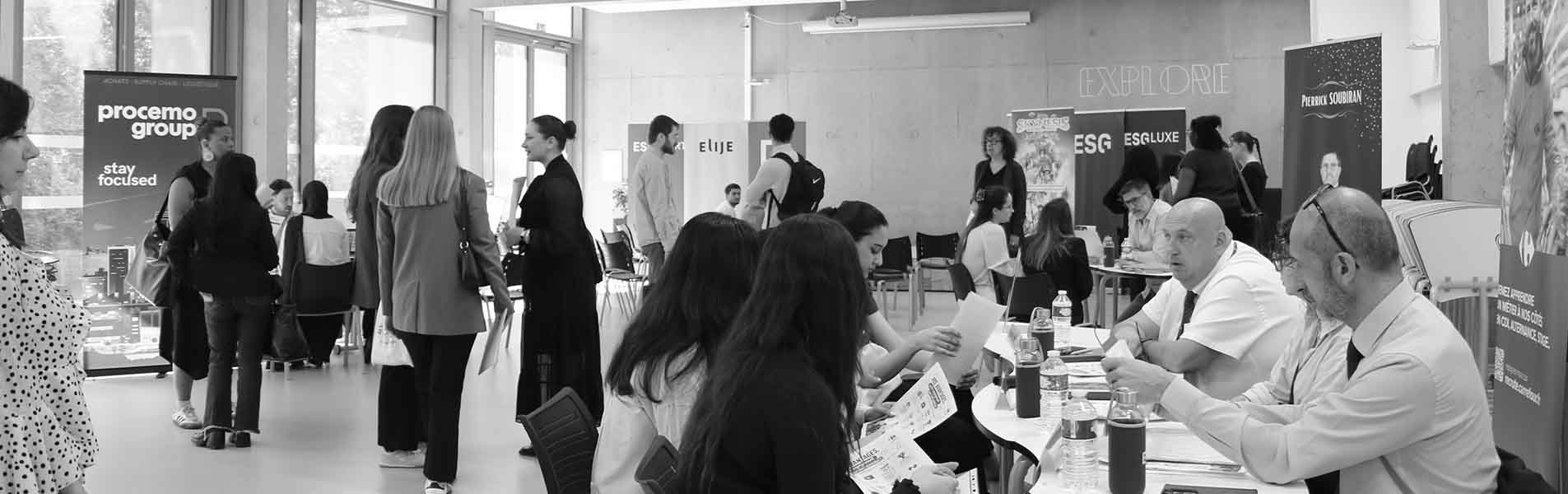Etudiants et recruteurs qui discutent.