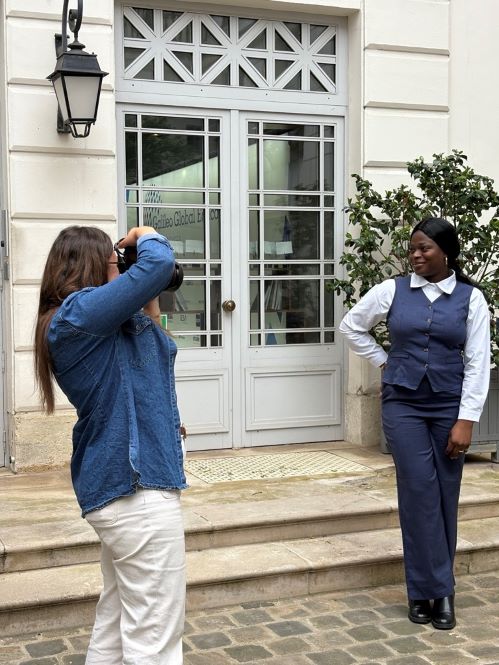 Photo d'une étudiante qui se fait prendre en photo par la photographe